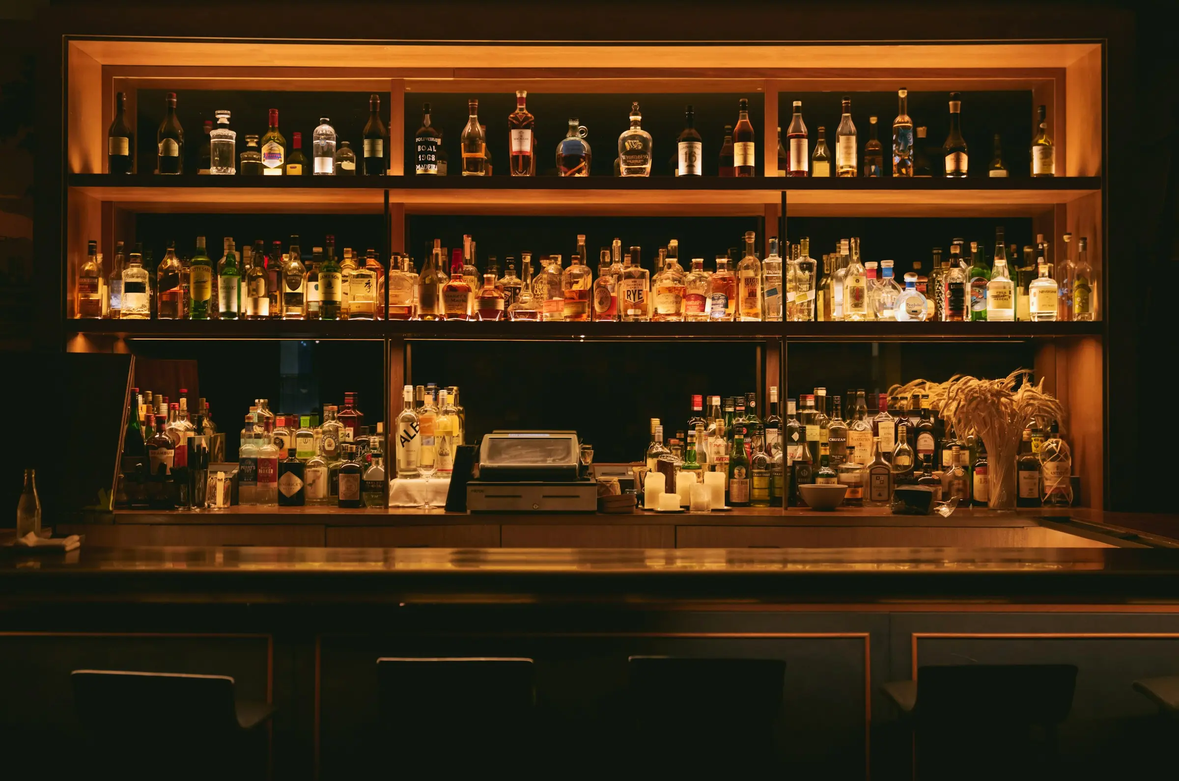Due ripiani della bottigliera del Gentleman con whisky giapponesi, scotch e rum invecchiati